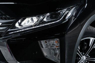 Novosibirsk, Rusya 4 Ekim 2019: Mitsubishi Eclipse Cross, siyah araba farları. Dış görev ayrıntıları. Modern arabanın ön farlarından birinin detaylarını kapat. 
