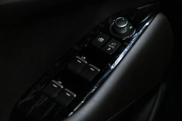 2019年10月4日 俄罗斯Novosibirsk Mazda 在一辆新的现代汽车上关闭了一个门控面板 扶手休息与窗口控制面板 门锁按钮 和镜像控制 — 图库照片