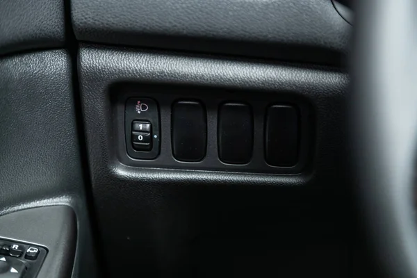Novosibirsk ロシア2019年10月04日 三菱アックス ヘッドライトスイッチ制御ボタンのクローズアップ 自動調整レベルダッシュボード 現代の車の内装 パーツ ボタン — ストック写真