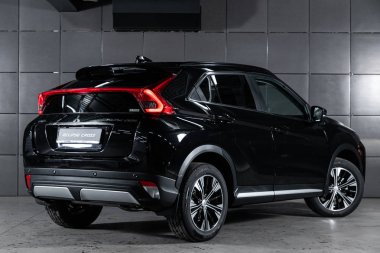 Novosibirsk, Rusya 4 Ekim 2019: Yeni siyah Mitsubishi Eclipse Cross, arka görüş. Novosibirsk 'te bir otoparkta Japonya' da yapılan modern bir geçişin fotoğrafları.