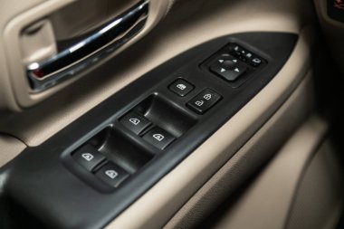Novosibirsk, Rusya 4 Ekim 2019: Mitsubishi Outlander, yeni modern bir arabanın kapı kontrol panelini kapatın. Pencere kontrol paneli, kapı kilidi düğmesi ve ayna kontrollü kol dinlenmesi. 