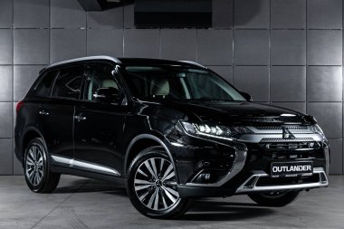 Novosibirsk, Rusya 4 Ekim 2019: Yeni siyah Mitsubishi Outlander, ön manzara. Novosibirsk 'te bir otoparkta Japonya' da yapılan modern bir geçişin fotoğrafları.