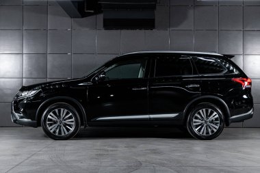 Novosibirsk, Rusya 4 Ekim 2019: Yeni siyah Mitsubishi Outlander, yan görüş. Novosibirsk 'te bir otoparkta Japonya' da yapılan modern bir geçişin fotoğrafları.