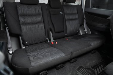 Novosibirsk, Rusya 4 Ekim 2019: Mitsubishi Pajero Sport, iç tasarım, araç yolcusu ve emniyet kemerli sürücü koltukları. 