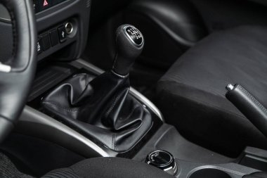 Novosibirsk, Rusya 4 Ekim 2019: Mitsubishi Pajero Sport, Vites Vardiyası. Arabanın otomatik vites kutusu, arabanın içi.