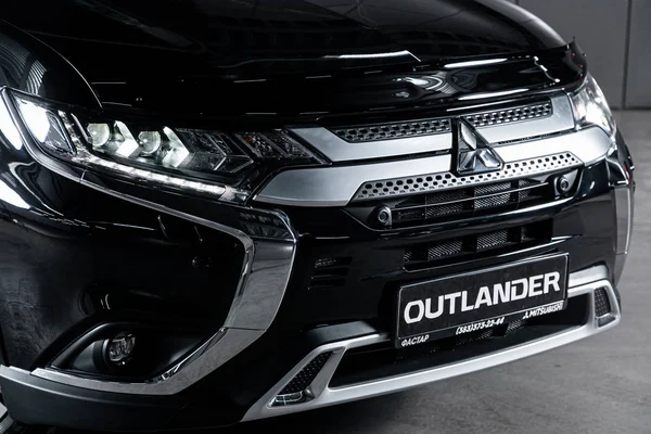 Nowosybirsk Rosja Października 2019 Mitsubishi Outlander Zbliżenie Reflektora Zderzak Koło — Zdjęcie stockowe