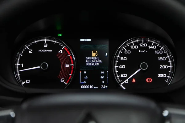 2019年10月4日 俄罗斯Novosibirsk Mitsubishi Pajero Sport Close Instrument Car Panel Odometer — 图库照片