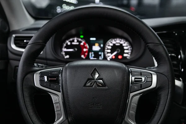 2019年10月4日 俄罗斯Novosibirsk Mitsubishi Pajero Sport Black Luxury Car Interior Dashboard — 图库照片