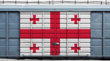 Gürcistan bayrağına sahip büyük metal kilide sahip konteynır yük vagonunun ön görüntüsü. İhracat-ithalat, ulaşım, malların ulusal teslimi ve demiryolu taşımacılığı kavramı.