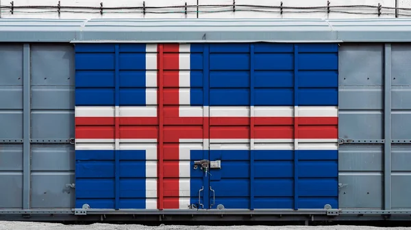コンテナ列車のフロントビューアイスランドの国旗が付いた大きな金属製のロックを持つ貨物車輸出 商品や鉄道輸送の国内配送の概念 — ストック写真