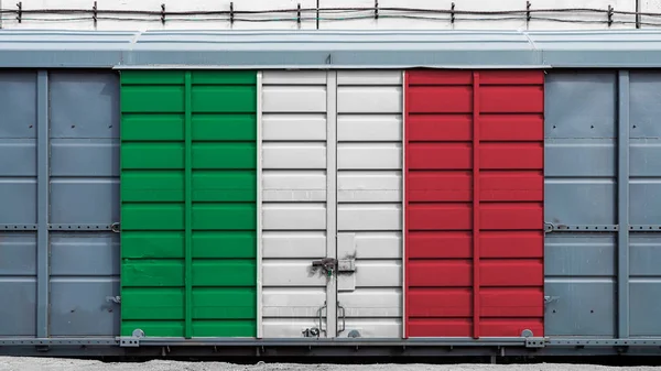 コンテナ列車のフロントビューイタリアの国旗が付いた大きな金属製のロックを持つ貨物車 輸出入 商品や鉄道輸送の国内配送の概念 — ストック写真