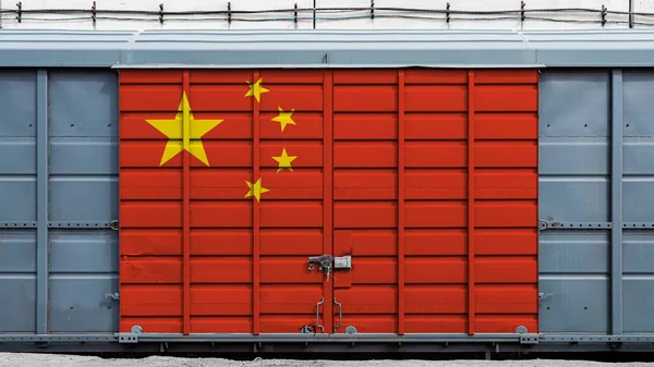 带有中国国旗的大金属锁的集装箱车的前景 货物进出口 国家交运和铁路运输的概念 — 图库照片
