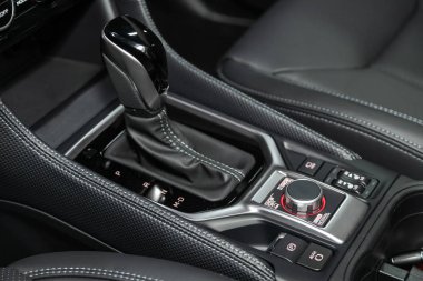 Hızlandırıcının sapını yakın çekim ve kontrollü modern merkezi konsollu düğmeler. Otomatik şanzıman, otomobil interio.