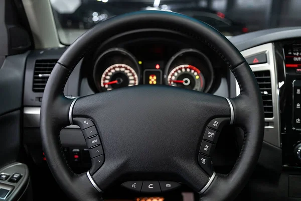 Close Van Het Dashboard Snelheidsmeter Toerenteller Stuurwiel Moderne Auto Interio — Stockfoto