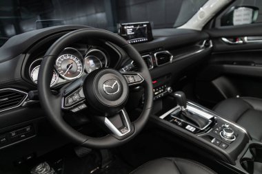 Novosibirsk, Rusya Ekim 04, 2019: Mazda Cx-5, siyah lüks araba İçişleri - gösterge paneli, oyuncu, direksiyon, hız göstergesi