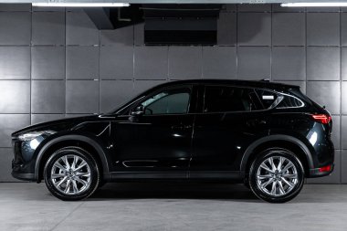 Novosibirsk, Rusya 4 Ekim 2019: siyah yeni Mazda Cx-5, yan görüş. Japonya 'da Novosibirsk' te bir otoparkta modern kesişme yapılmış.