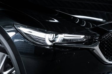 Novosibirsk, Rusya 4 Ekim 2019 Mazda Cx-5, siyah araba farları. Dış görev ayrıntıları. Modern arabanın ön farlarından birinin detaylarını kapat. 