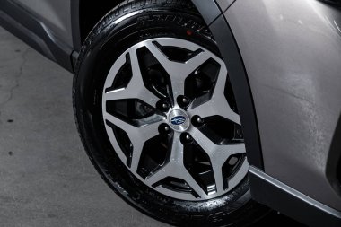 Novosibirsk, Rusya, 4 Ekim 2019: Subaru Forester, alaşım tekerleğine yakın çekim. Novosibirsk 'te park halindeki modern bir arabanın fotoğrafı.