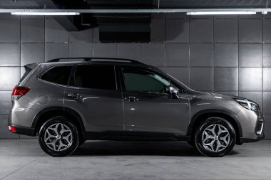 Novosibirsk, Rusya 4 Ekim 2019: gri yeni Subaru Forester, yan görüş. Japonya 'da Novosibirsk' te bir otoparkta modern kesişme yapılmış. 