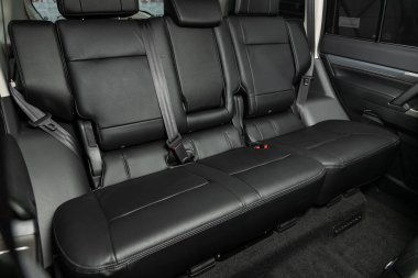 Novosibirsk, Rusya 4 Ekim 2019: Mitsubishi Pajero, Deri iç tasarım, araç yolcuları ve emniyet kemeri olan sürücü koltukları. 