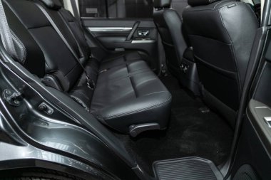Novosibirsk, Rusya 4 Ekim 2019: Mitsubishi Pajero, Deri iç tasarım, araç yolcuları ve emniyet kemeri olan sürücü koltukları. 