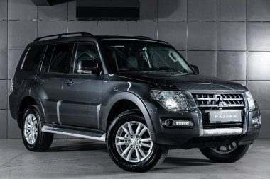 Novosibirsk, Rusya 4 Ekim 2019: gri yeni Mitsubishi Pajero, ön manzara. Japonya 'da Novosibirsk' te bir otoparkta yapılmış modern bir cip. 