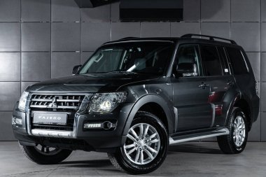 Novosibirsk, Rusya 4 Ekim 2019: gri yeni Mitsubishi Pajero, ön manzara. Japonya 'da Novosibirsk' te bir otoparkta yapılmış modern bir cip. 