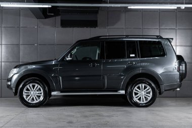 Novosibirsk, Rusya 4 Ekim 2019: gri yeni Mitsubishi Pajero, yan görüş. Japonya 'da Novosibirsk' te bir otoparkta yapılmış modern bir cip. 