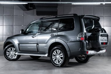 Novosibirsk, Rusya 4 Ekim 2019: gri yeni Mitsubishi Pajero, arka görüş. Japonya 'da Novosibirsk' te bir otoparkta yapılmış modern bir cip. 