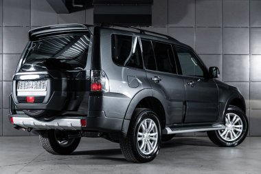 Novosibirsk, Rusya 4 Ekim 2019: gri yeni Mitsubishi Pajero, arka görüş. Japonya 'da Novosibirsk' te bir otoparkta yapılmış modern bir cip. 