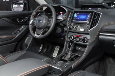 Novosibirsk, Rusya 4 Ekim 2019: Subaru Xv, Siyah lüks araba İçişleri - direksiyon, vites kolu, multimedya sistemi, sürücü koltukları ve gösterge paneli