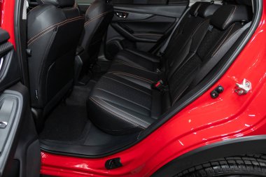 Novosibirsk, Rusya 4 Ekim 2019: Subaru Xv, Deri iç tasarım, araç yolcuları ve emniyet kemerli sürücü koltukları. 