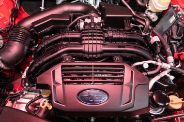 Novosibirsk, Rusya, 4 Ekim 2019: Subaru Xv, Araç motorunun detaylarını kapat, ön görüş. İçten yanmalı motor, araba parçaları, ayrıştırma