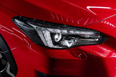 Novosibirsk, Rusya 4 Ekim 2019 Subaru Xv, araba farları. Dış görev ayrıntıları. Modern arabanın ön farlarından birinin detaylarını kapat. 