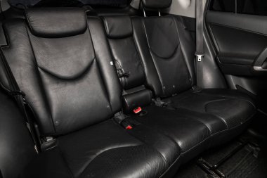 Novosibirsk, Rusya 4 Ekim 2019: Toyota Rav-4, Deri iç tasarım, araç yolcuları ve koltuk kemeri ile sürücü koltukları. 