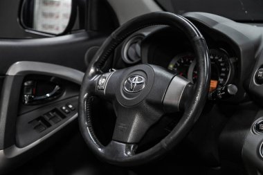 Novosibirsk, Rusya Ekim 04, 2019: Toyota Rav-4, siyah lüks araba İçişleri - gösterge paneli, oyuncu, direksiyon, hız göstergesi