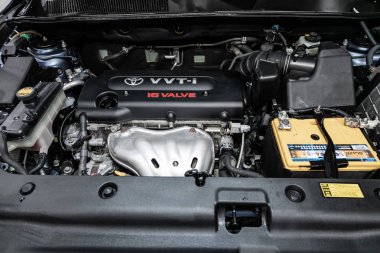 Novosibirsk, Rusya 4 Ekim 2019: Toyota Rav-4, Araç motorunun ön görüntüsünü kapatın. İçten yanmalı motor, araba parçaları, ayrıştırma