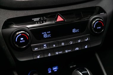 Novosibirsk, Rusya 4 Ekim 2019: Hyundai Tucson, Araç içi Görünür iklim kontrolleri, Alet panelinin parçasının ayarlanması 