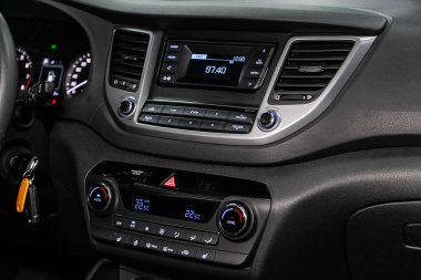 Novosibirsk, Rusya, 4 Ekim 2019: Hyundai Tucson, gösterge panelinin yakın çekimi, havalandırma, oyuncu. modern araba iç mimarisi