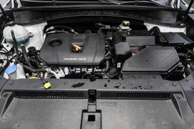 Novosibirsk, Rusya 4 Ekim 2019: Hyundai Tucson, Araç motorunun ön görüntüsünü kapatın. İçten yanmalı motor, araba parçaları, ayrıştırma