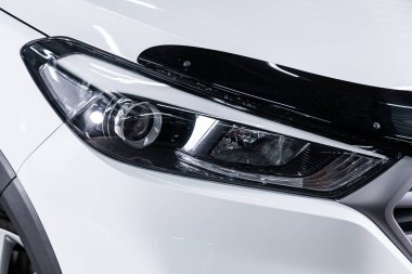 Novosibirsk, Rusya 4 Ekim 2019: Hyundai Tucson, araba farları. Dış görev ayrıntıları. Modern arabanın ön farlarından birinin detaylarını kapat. 