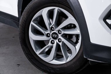 Novosibirsk, Rusya, 4 Ekim 2019: Hyundai Tucson, alaşım tekerleğine yakın çekim. Novosibirsk 'te park halindeki modern bir arabanın fotoğrafı.