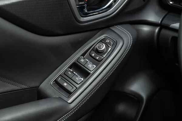 2019年10月4日 俄罗斯Novosibirsk Subaru Forester 关闭了一辆新型现代汽车的门控面板 扶手休息与窗口控制面板 门锁按钮 和镜像控制 — 图库照片