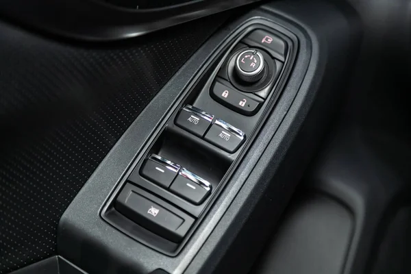 2019年10月4日 俄罗斯Novosibirsk Subaru 关闭一辆新型现代汽车的门控面板 扶手休息与窗口控制面板 门锁按钮 和镜像控制 — 图库照片