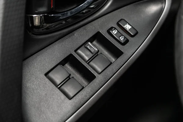 2019年10月4日 俄罗斯Novosibirsk 丰田Rav 新款现代汽车门控面板的关闭 扶手休息与窗口控制面板 门锁按钮 和镜像控制 — 图库照片