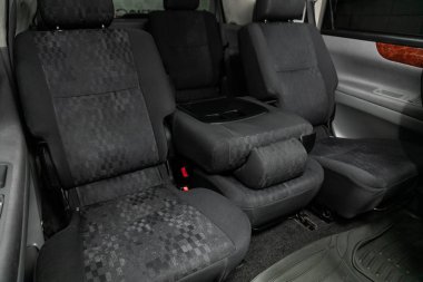Novosibirsk, Rusya 9 Eylül 2019: Toyota Avensis Verso, iç tasarım, araç yolcuları ve emniyet kemerli sürücü koltukları. 
