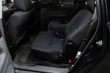 Novosibirsk, Rusya 9 Eylül 2019: Toyota Avensis Verso, iç tasarım, araç yolcuları ve emniyet kemerli sürücü koltukları. 