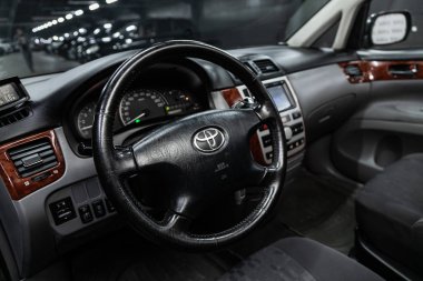 Novosibirsk, Rusya 9 Eylül 2019: Toyota Avensis Verso, Siyah Araba İçi - gösterge paneli, oyuncu, direksiyon, hız göstergesi