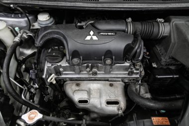 Novosibirsk, Rusya 09 Eylül 2019: Mitsubishi Colt, araba motorunun ön görüntüsünü kapatın. İçten yanmalı motor, araba parçaları, ayrıştırma