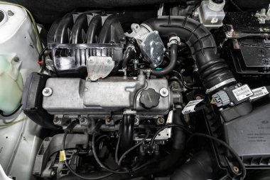 Novosibirsk, Rusya 9 Eylül 2019: Lada Kalina, araba motorunun ayrıntılarını kapat, ön görüş. İçten yanmalı motor, araba parçaları, ayrıştırma